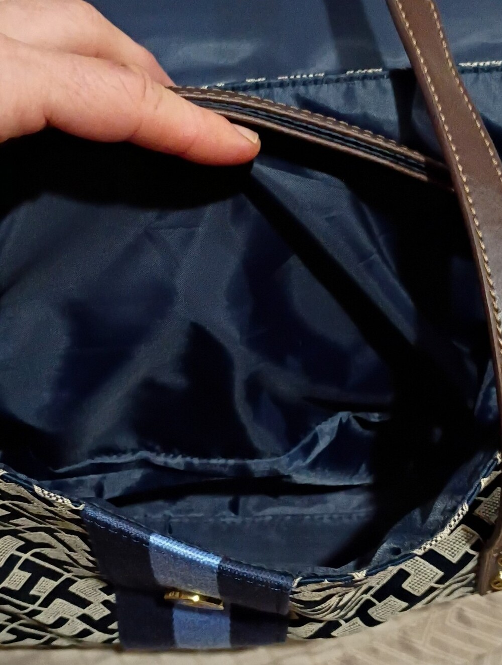 NWT TOMMY BAG - Picture 3 of 6